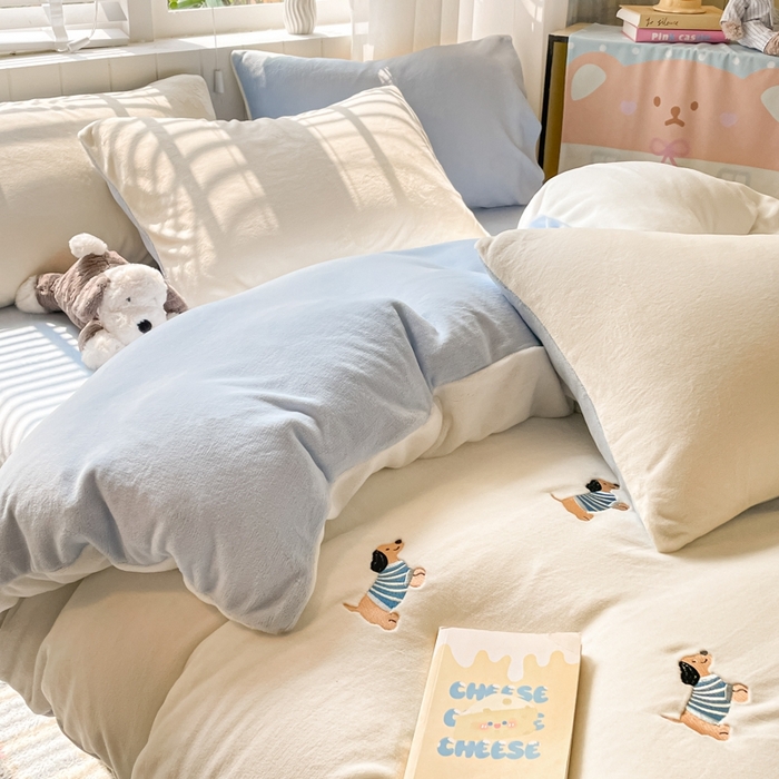 91家纺网 家纺一手货源 找家纺 仔仔熊 2025新款牛奶绒刺绣被套单被套被套单件 阳光小狗日记-蓝