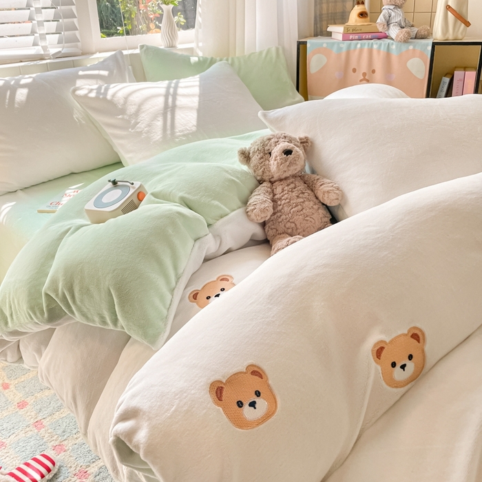 91家纺网 家纺一手货源 找家纺 仔仔熊 2025新款牛奶绒刺绣被套单被套被套单件 甜梦小熊-绿