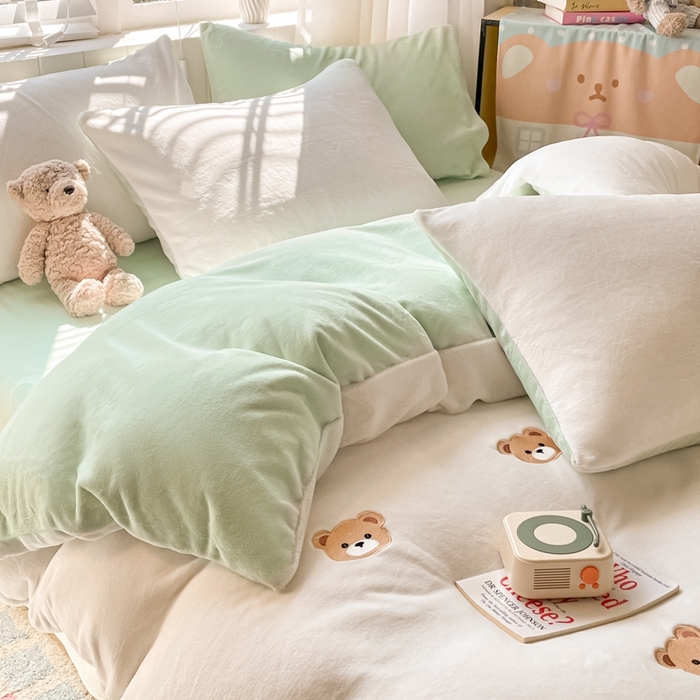 91家纺网 家纺一手货源 找家纺 仔仔熊 2025新款牛奶绒刺绣被套单被套被套单件 甜梦小熊-绿