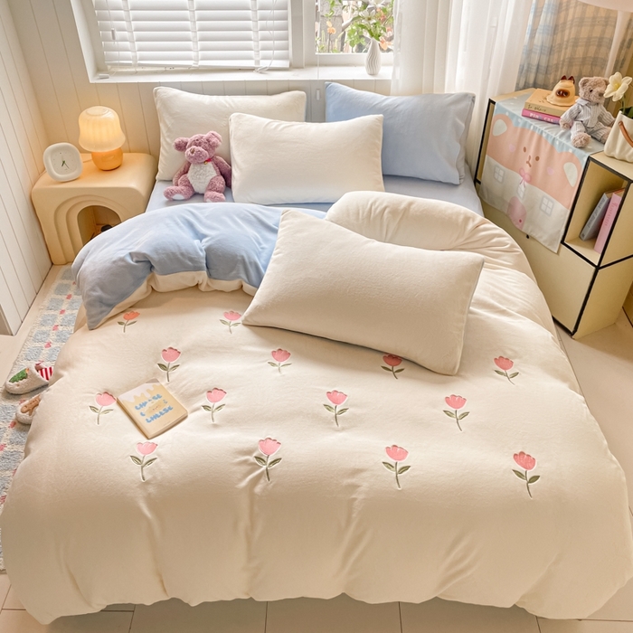 91家纺网 家纺一手货源 找家纺 仔仔熊 2025新款牛奶绒刺绣被套单被套被套单件 郁见暖绒​-蓝