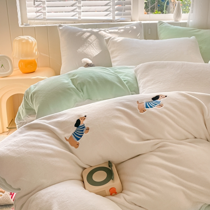 91家纺网 家纺一手货源 找家纺 仔仔熊 2025新款牛奶绒刺绣被套单被套被套单件 阳光小狗日记-绿