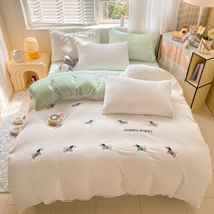 91家纺网 家纺一手货源 找家纺 仔仔熊 2025新款牛奶绒刺绣被套单被套被套单件 阳光小狗日记-绿