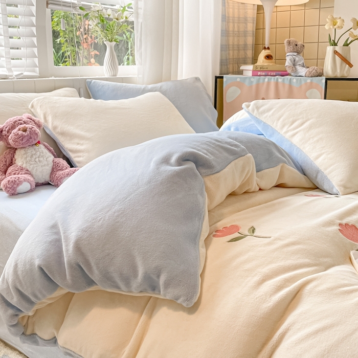 91家纺网 家纺一手货源 找家纺 仔仔熊 2025新款牛奶绒刺绣被套单被套被套单件 郁见暖绒​-蓝