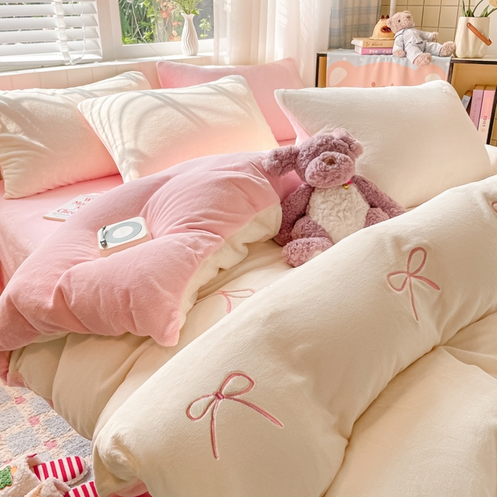 91家纺网 家纺一手货源 找家纺 仔仔熊 2025新款牛奶绒刺绣被套单被套被套单件 奶糖蝴蝶结-粉