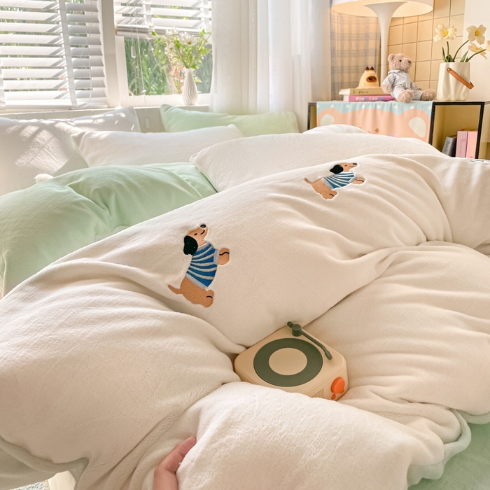 91家纺网 家纺一手货源 找家纺 仔仔熊 2025新款牛奶绒刺绣被套单被套被套单件 阳光小狗日记-绿