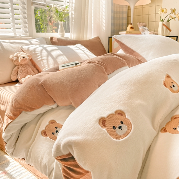 91家纺网 家纺一手货源 找家纺 仔仔熊 2025新款牛奶绒刺绣被套单被套被套单件 甜梦小熊-咖