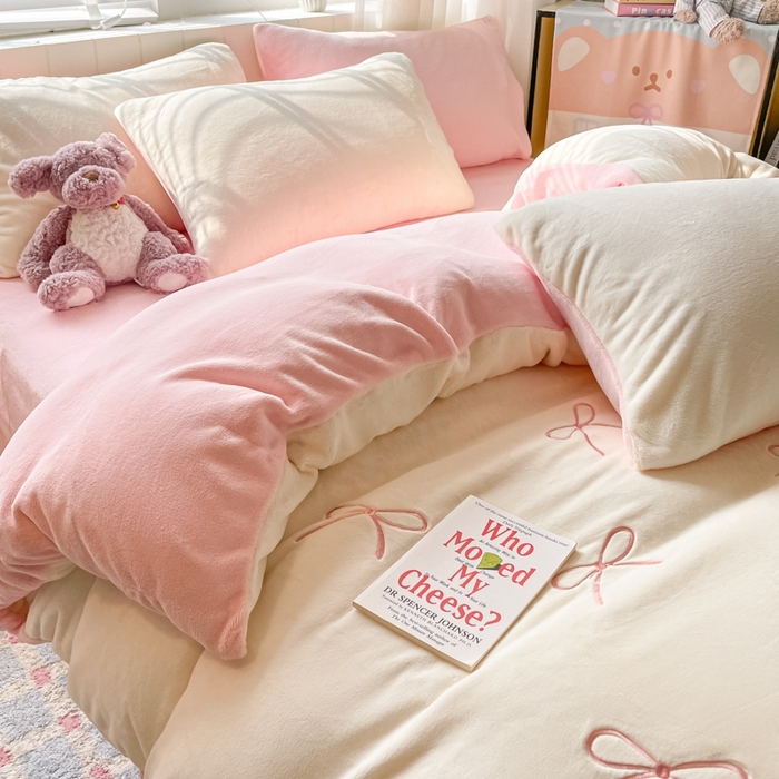 91家纺网 家纺一手货源 找家纺 仔仔熊 2025新款牛奶绒刺绣被套单被套被套单件 奶糖蝴蝶结-粉