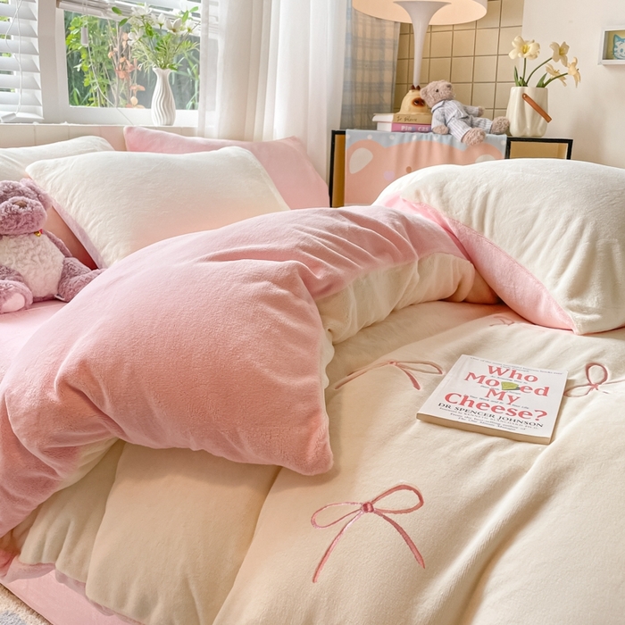 91家纺网 家纺一手货源 找家纺 仔仔熊 2025新款牛奶绒刺绣被套单被套被套单件 奶糖蝴蝶结-粉