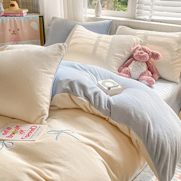 91家纺网 家纺一手货源 找家纺 仔仔熊 2025新款牛奶绒刺绣被套单被套被套单件 奶糖蝴蝶结-蓝