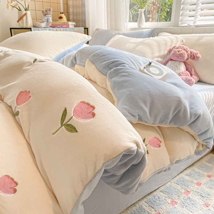 91家纺网 家纺一手货源 找家纺 仔仔熊 2025新款牛奶绒刺绣被套单被套被套单件 郁见暖绒​-蓝