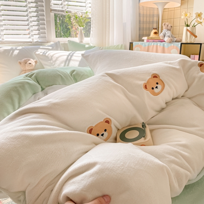 91家纺网 家纺一手货源 找家纺 仔仔熊 2025新款牛奶绒刺绣被套单被套被套单件 甜梦小熊-绿