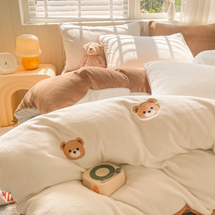91家纺网 家纺一手货源 找家纺 仔仔熊 2025新款牛奶绒刺绣被套单被套被套单件 甜梦小熊-咖