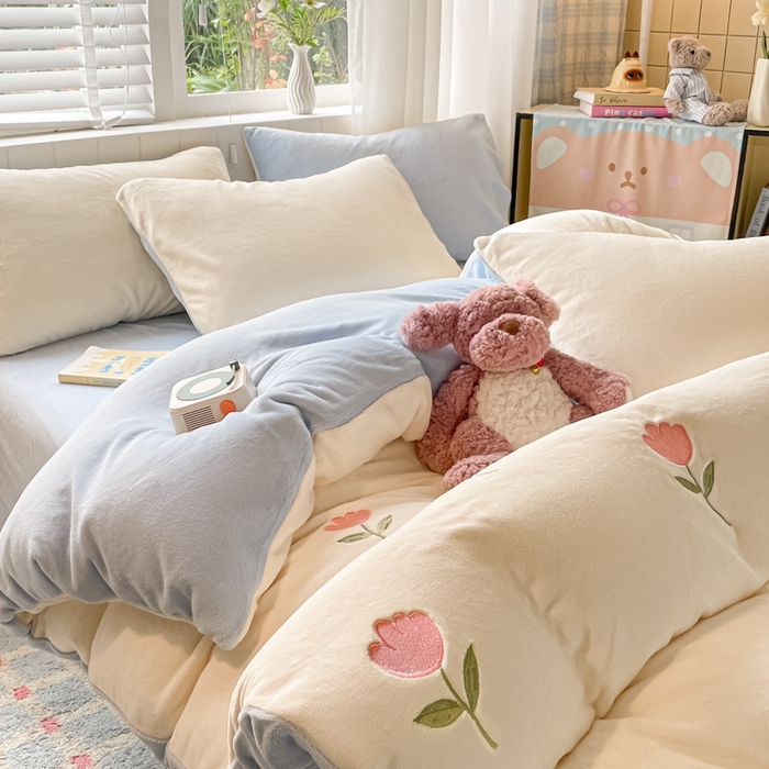 91家纺网 家纺一手货源 找家纺 仔仔熊 2025新款牛奶绒刺绣被套单被套被套单件 郁见暖绒​-蓝