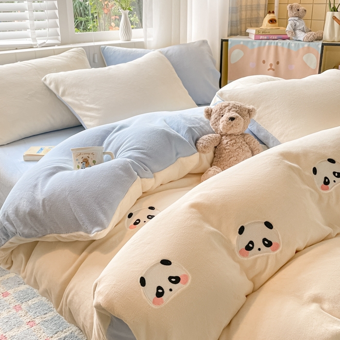 91家纺网 家纺一手货源 找家纺 仔仔熊 2025新款牛奶绒刺绣被套单被套被套单件 粉颊熊猫梦-蓝