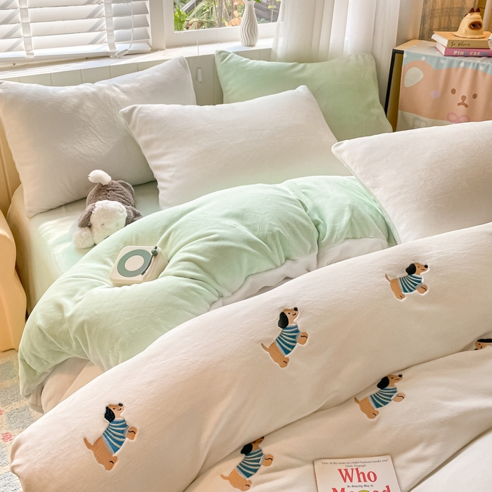 91家纺网 家纺一手货源 找家纺 仔仔熊 2025新款牛奶绒刺绣被套单被套被套单件 阳光小狗日记-绿
