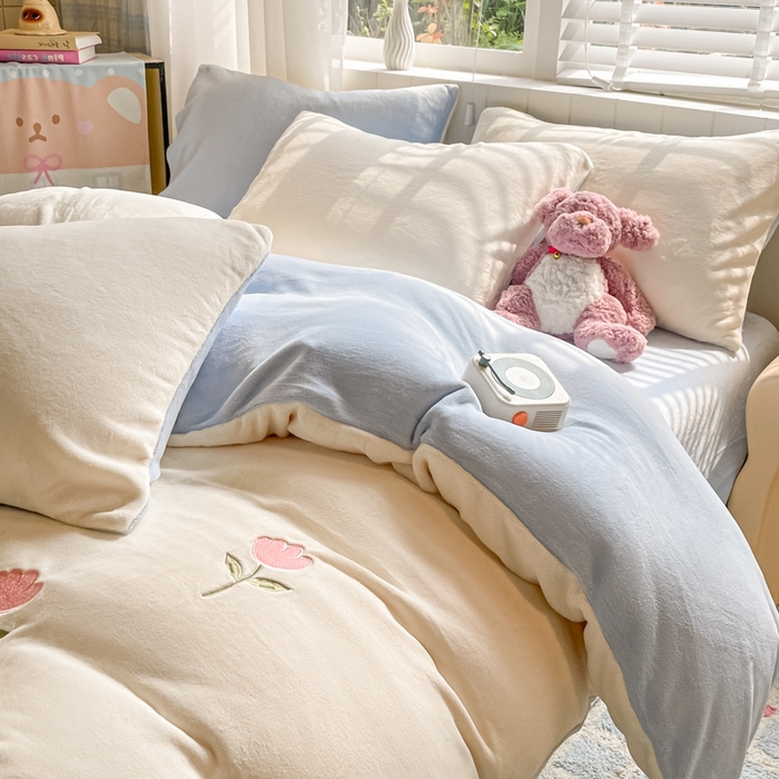 91家纺网 家纺一手货源 找家纺 仔仔熊 2025新款牛奶绒刺绣被套单被套被套单件 郁见暖绒​-蓝