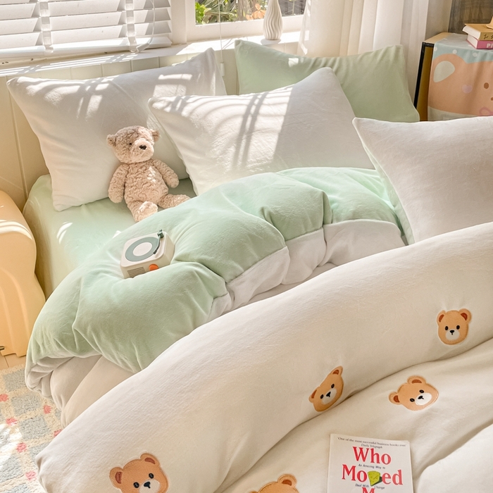 91家纺网 家纺一手货源 找家纺 仔仔熊 2025新款牛奶绒刺绣被套单被套被套单件 甜梦小熊-绿