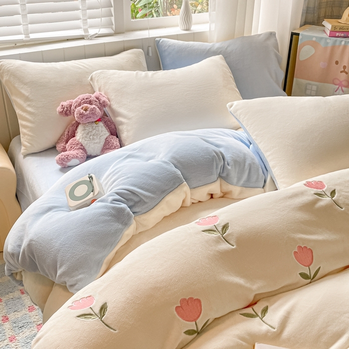 91家纺网 家纺一手货源 找家纺 仔仔熊 2025新款牛奶绒刺绣被套单被套被套单件 郁见暖绒​-蓝