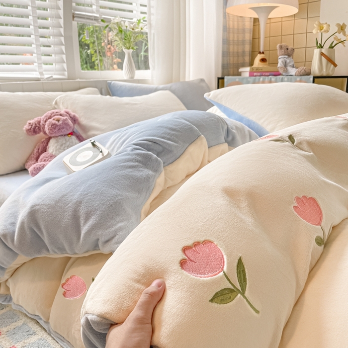 91家纺网 家纺一手货源 找家纺 仔仔熊 2025新款牛奶绒刺绣被套单被套被套单件 郁见暖绒​-蓝