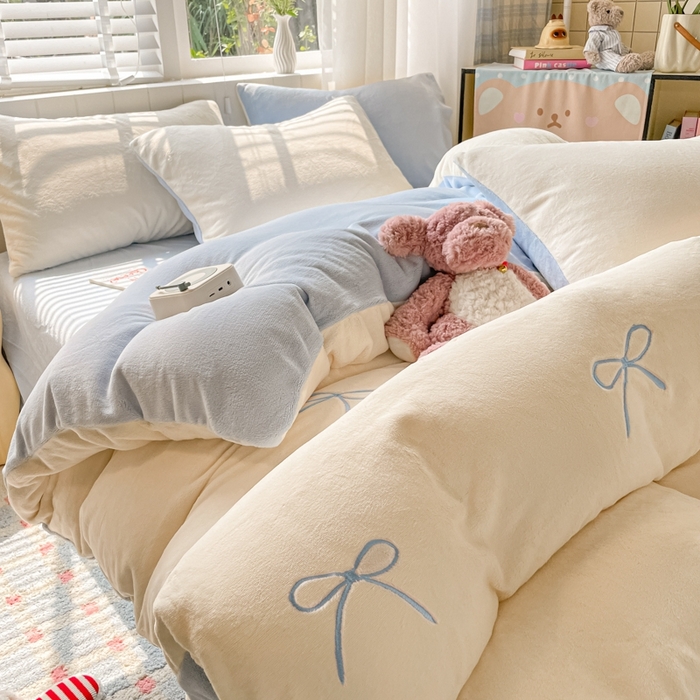 91家纺网 家纺一手货源 找家纺 仔仔熊 2025新款牛奶绒刺绣被套单被套被套单件 奶糖蝴蝶结-蓝