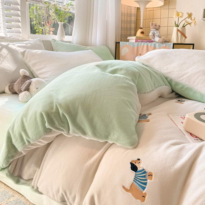 91家纺网 家纺一手货源 找家纺 仔仔熊 2025新款牛奶绒刺绣被套单被套被套单件 阳光小狗日记-绿