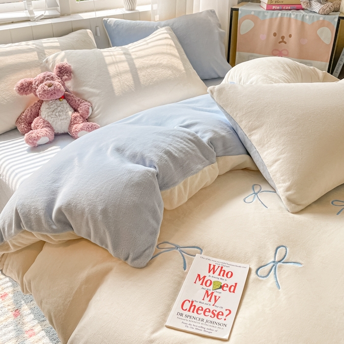 91家纺网 家纺一手货源 找家纺 仔仔熊 2025新款牛奶绒刺绣被套单被套被套单件 奶糖蝴蝶结-蓝