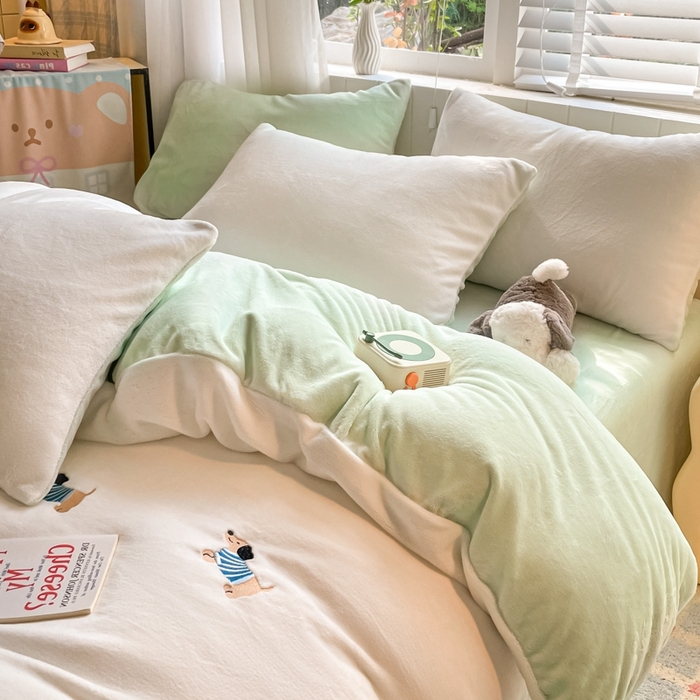 91家纺网 家纺一手货源 找家纺 仔仔熊 2025新款牛奶绒刺绣被套单被套被套单件 阳光小狗日记-绿