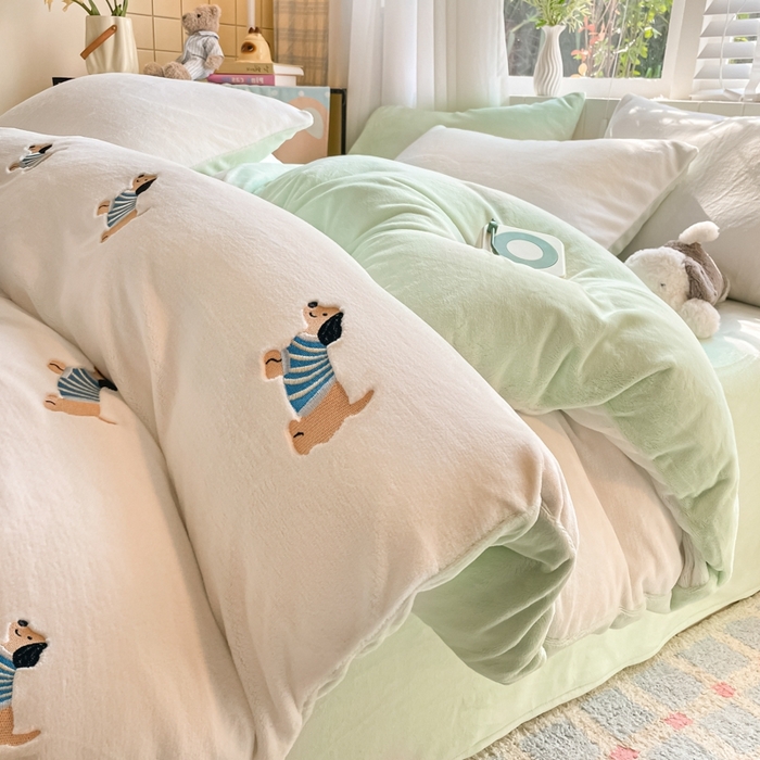 91家纺网 家纺一手货源 找家纺 仔仔熊 2025新款牛奶绒刺绣被套单被套被套单件 阳光小狗日记-绿