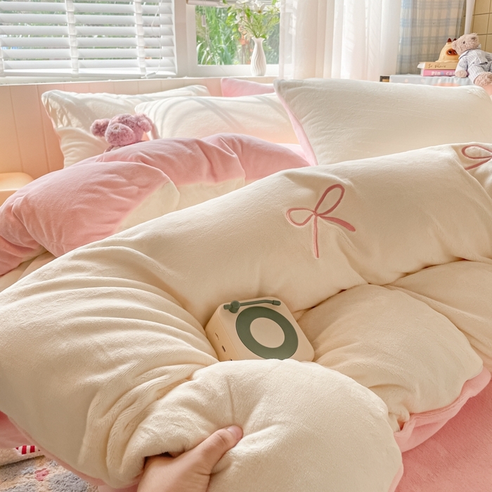 91家纺网 家纺一手货源 找家纺 仔仔熊 2025新款牛奶绒刺绣被套单被套被套单件 奶糖蝴蝶结-粉