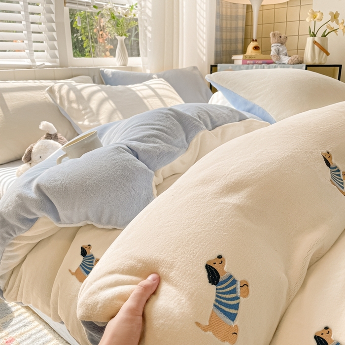 91家纺网 家纺一手货源 找家纺 仔仔熊 2025新款牛奶绒刺绣被套单被套被套单件 阳光小狗日记-蓝