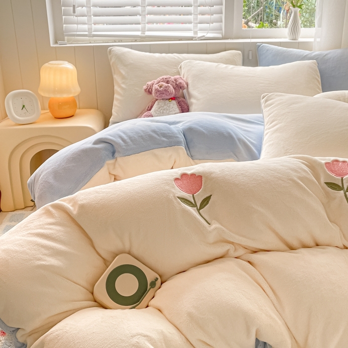 91家纺网 家纺一手货源 找家纺 仔仔熊 2025新款牛奶绒刺绣被套单被套被套单件 郁见暖绒​-蓝