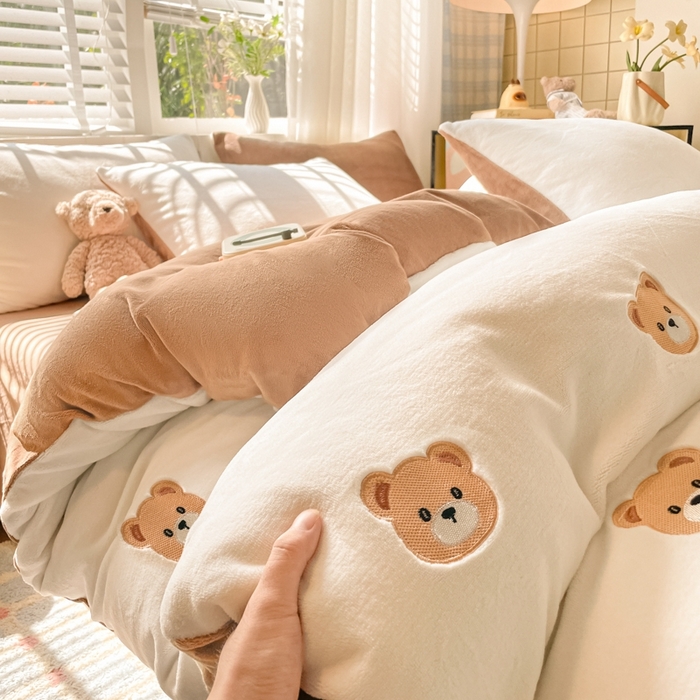 91家纺网 家纺一手货源 找家纺 仔仔熊 2025新款牛奶绒刺绣被套单被套被套单件 甜梦小熊-咖