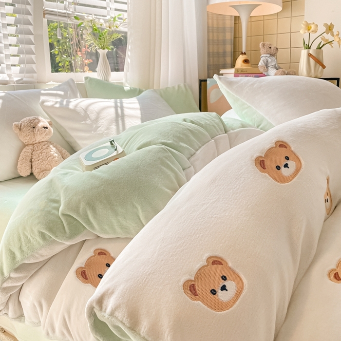 91家纺网 家纺一手货源 找家纺 仔仔熊 2025新款牛奶绒刺绣被套单被套被套单件 甜梦小熊-绿