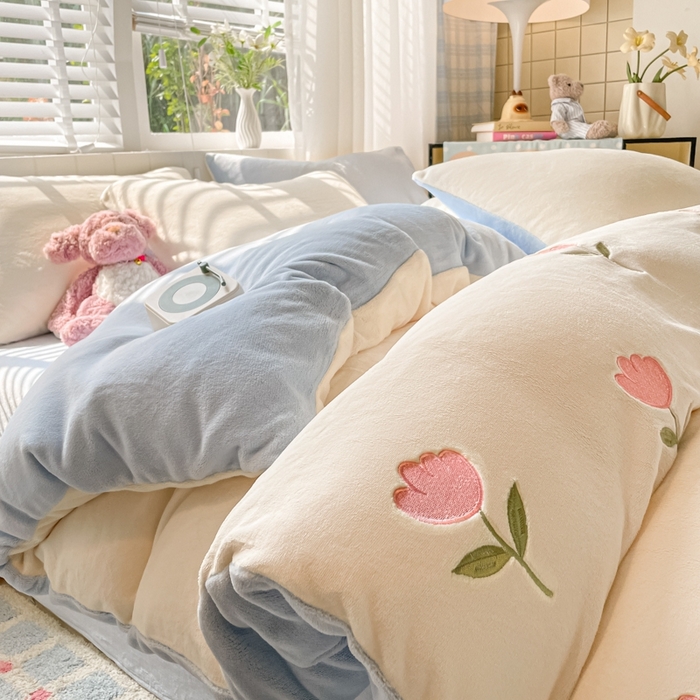 91家纺网 家纺一手货源 找家纺 仔仔熊 2025新款牛奶绒刺绣被套单被套被套单件 郁见暖绒​-蓝