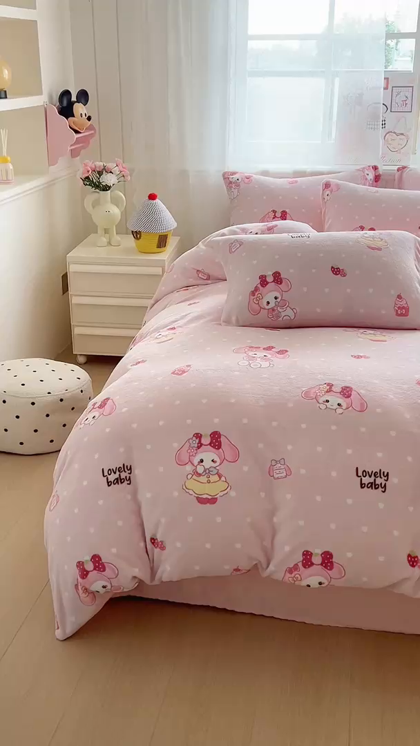 91家纺网 家纺一手货源 找家纺 灿哈家纺 2025新款200g加厚款小清新牛奶绒印花四件套 蛋糕兔