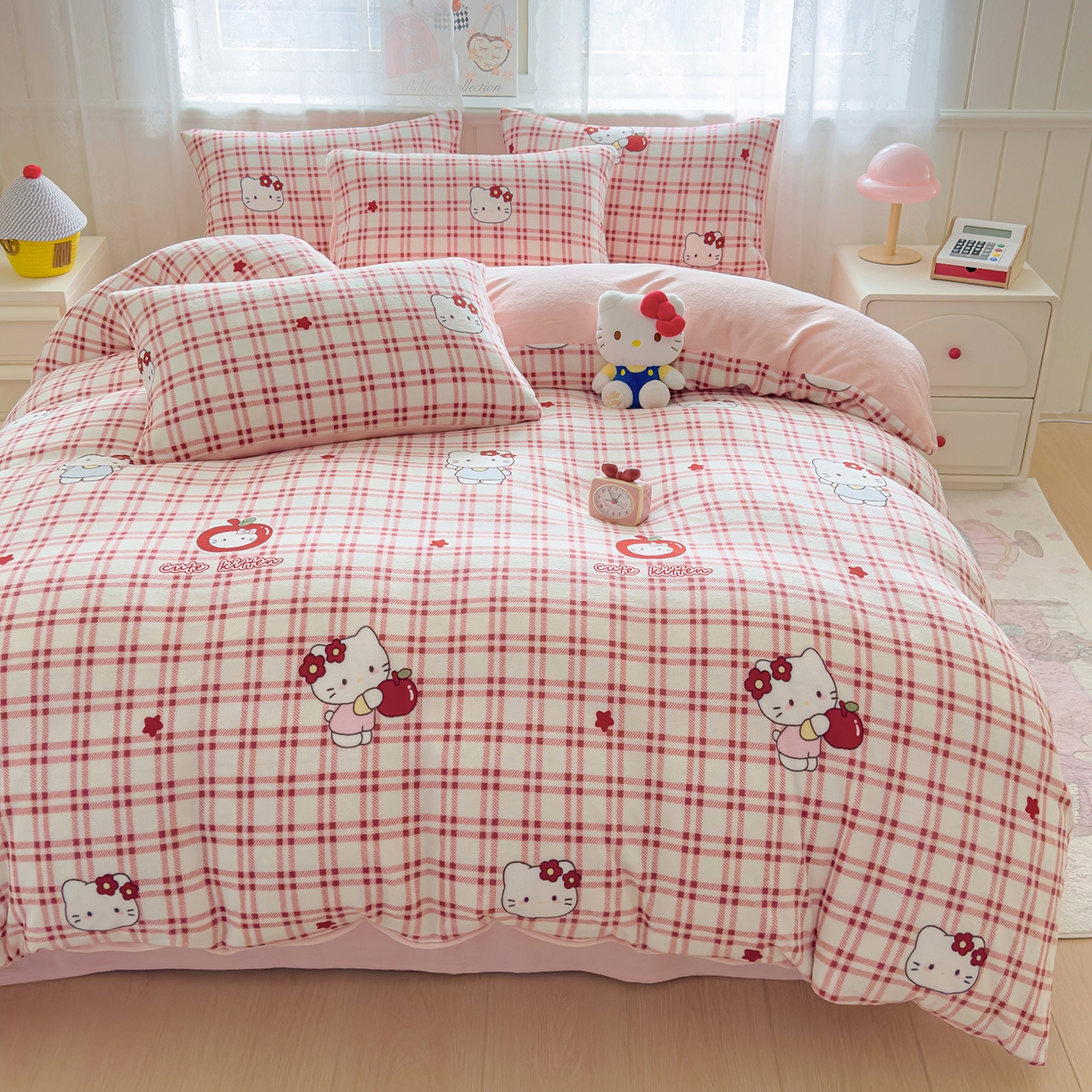 91家纺网 家纺一手货源 找家纺 灿哈家纺 2025新款200g加厚款小清新牛奶绒印花四件套 格子猫