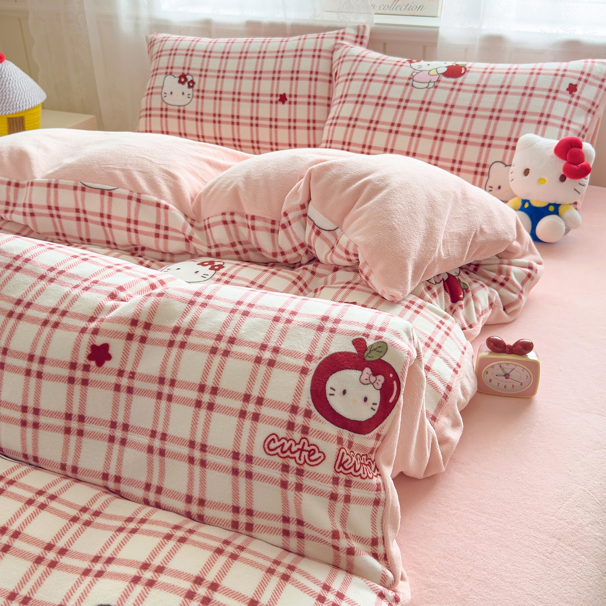 91家纺网 家纺一手货源 找家纺 灿哈家纺 2025新款200g加厚款小清新牛奶绒印花四件套 格子猫