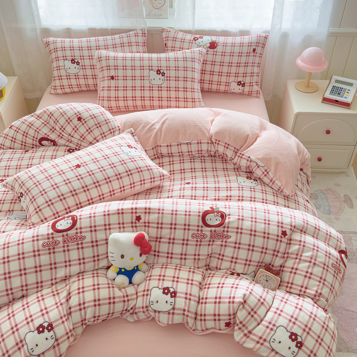 91家纺网 家纺一手货源 找家纺 灿哈家纺 2025新款200g加厚款小清新牛奶绒印花四件套 格子猫