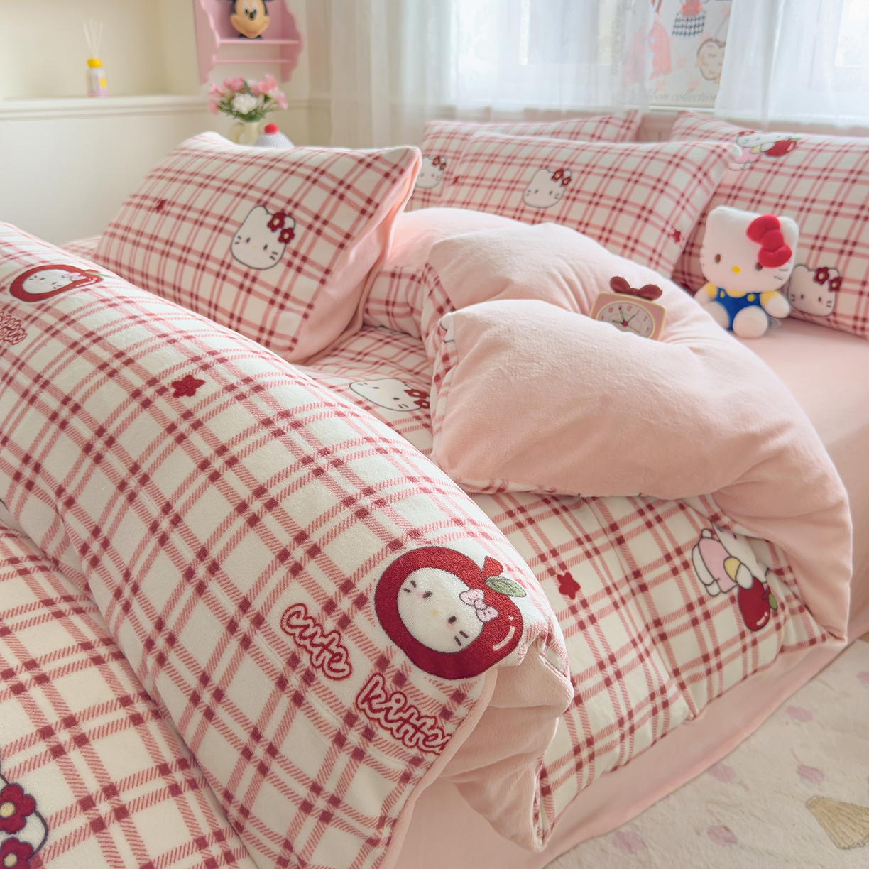 91家纺网 家纺一手货源 找家纺 灿哈家纺 2025新款200g加厚款小清新牛奶绒印花四件套 格子猫