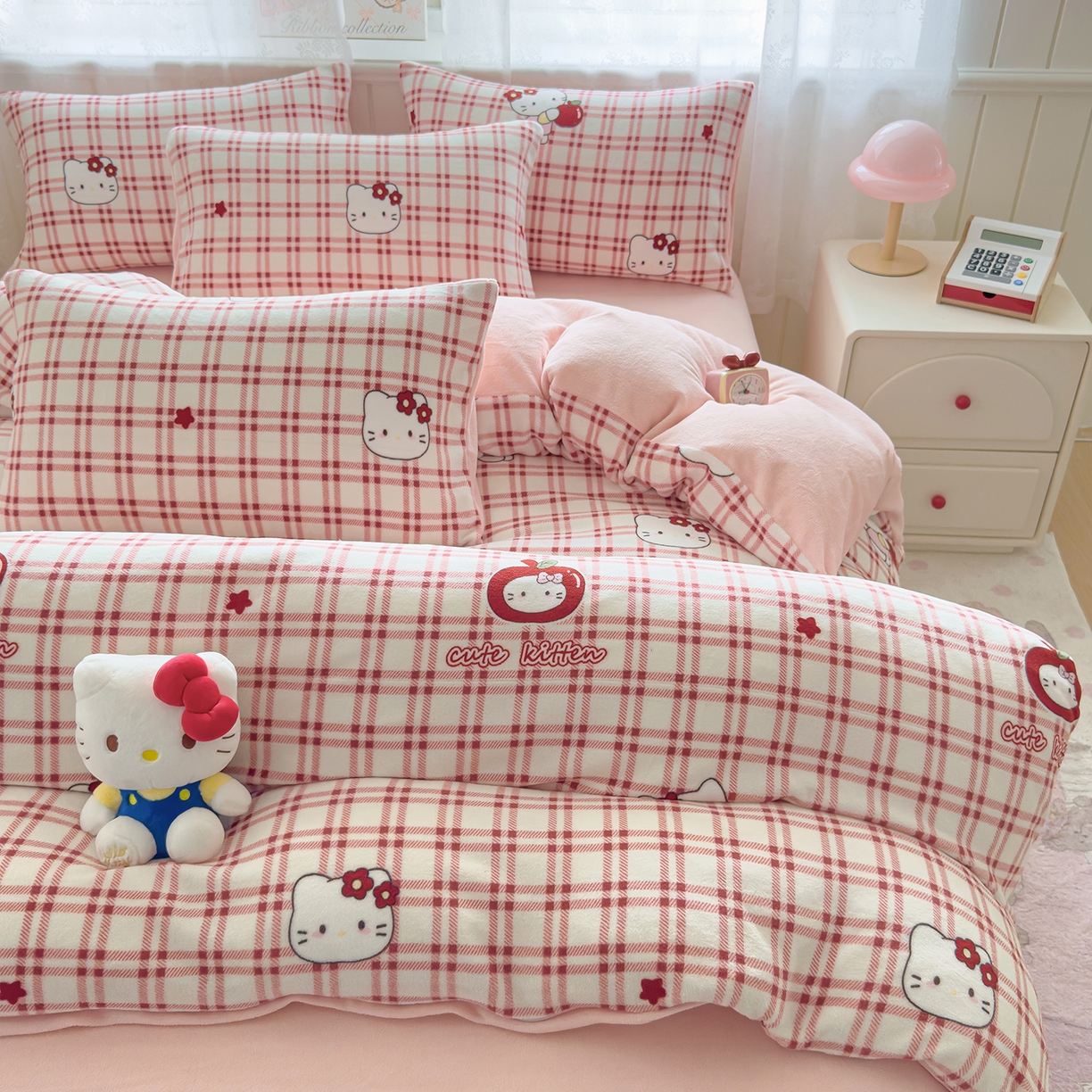 91家纺网 家纺一手货源 找家纺 灿哈家纺 2025新款200g加厚款小清新牛奶绒印花四件套 格子猫