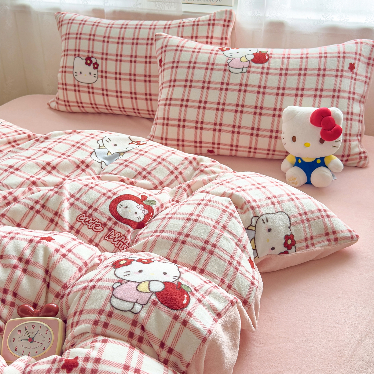 91家纺网 家纺一手货源 找家纺 灿哈家纺 2025新款200g加厚款小清新牛奶绒印花四件套 格子猫