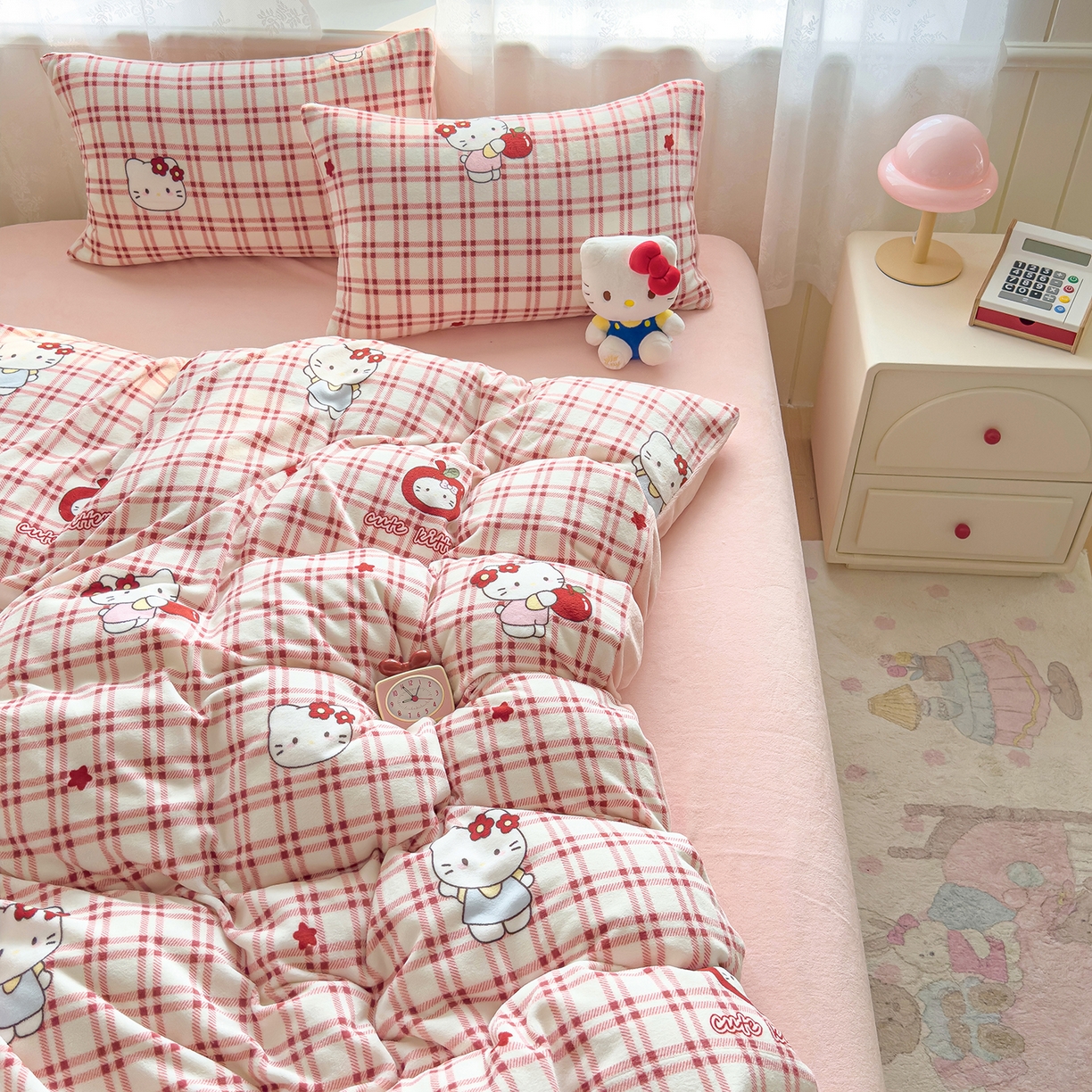 91家纺网 家纺一手货源 找家纺 灿哈家纺 2025新款200g加厚款小清新牛奶绒印花四件套 格子猫