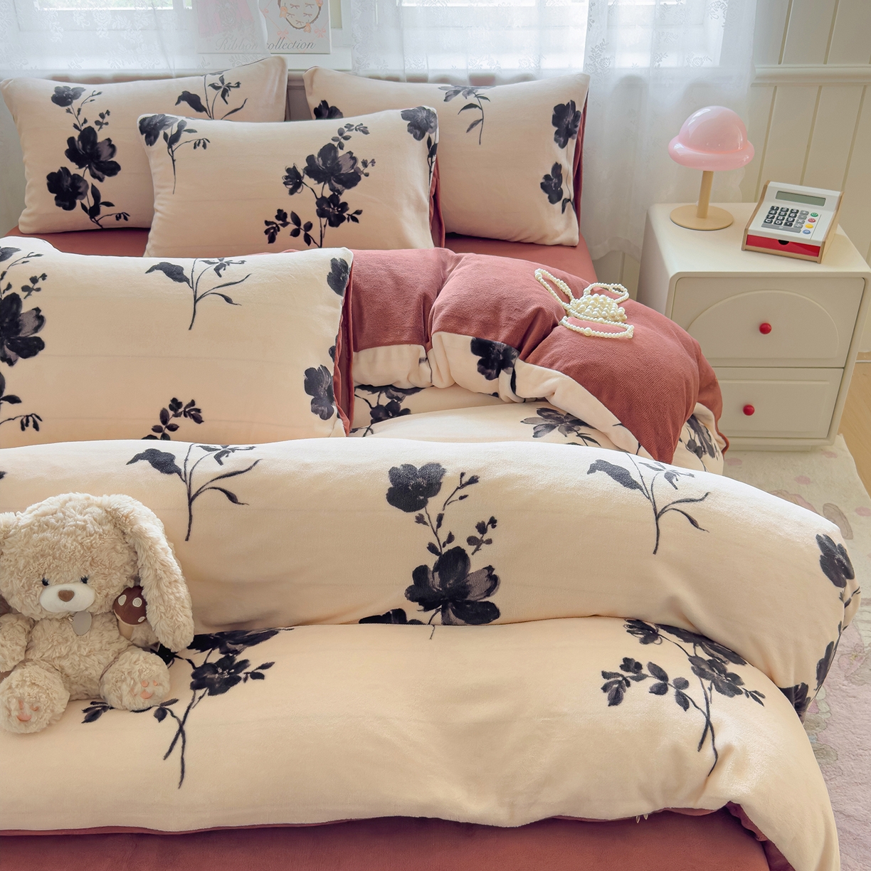 91家纺网 家纺一手货源 找家纺 灿哈家纺 2025新款200g加厚款小清新牛奶绒印花四件套 花语情怀