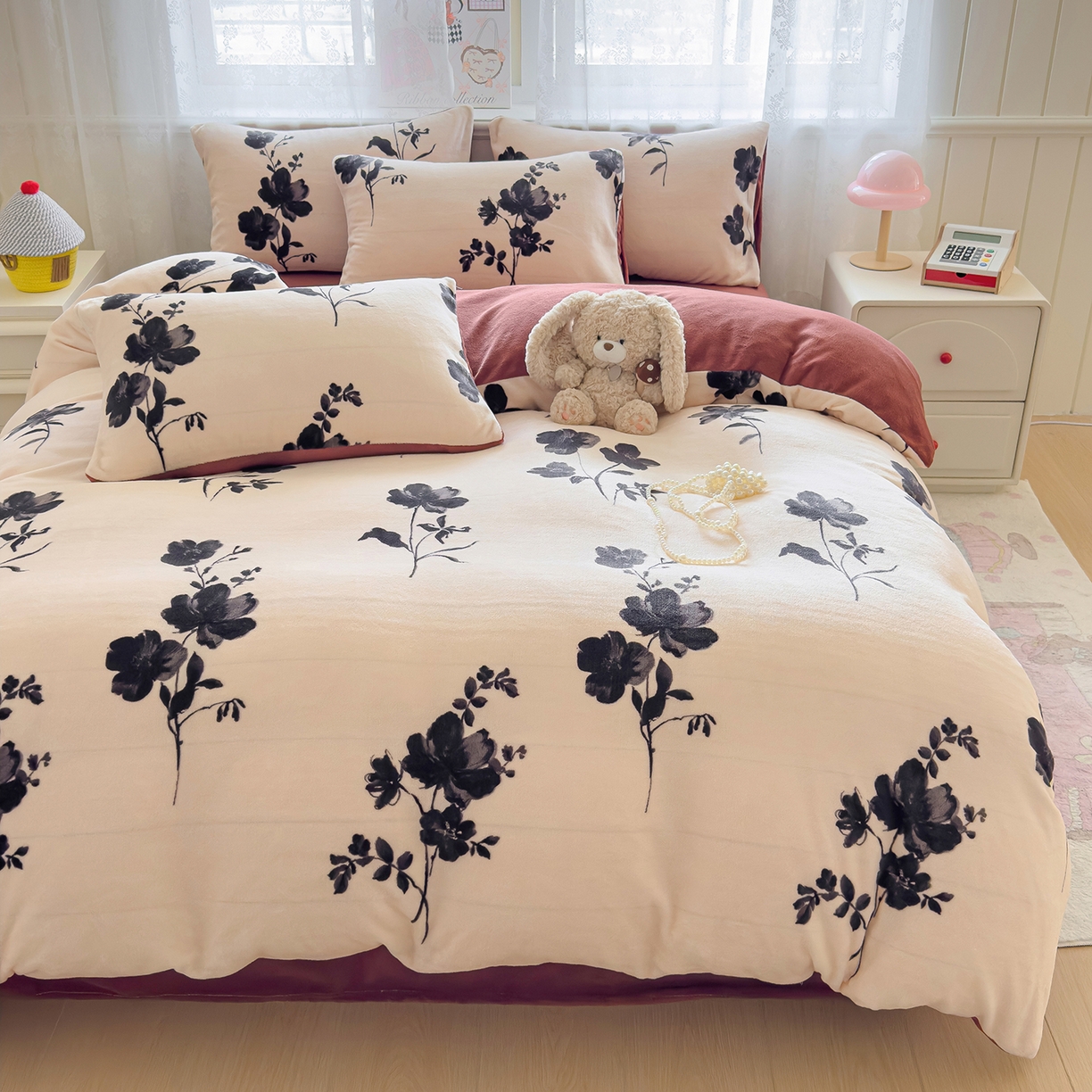 91家纺网 家纺一手货源 找家纺 灿哈家纺 2025新款200g加厚款小清新牛奶绒印花四件套 花语情怀