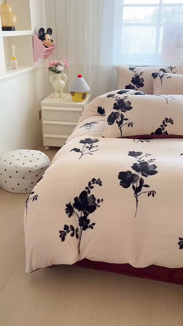 91家纺网 家纺一手货源 找家纺 灿哈家纺 2025新款200g加厚款小清新牛奶绒印花四件套 花语情怀