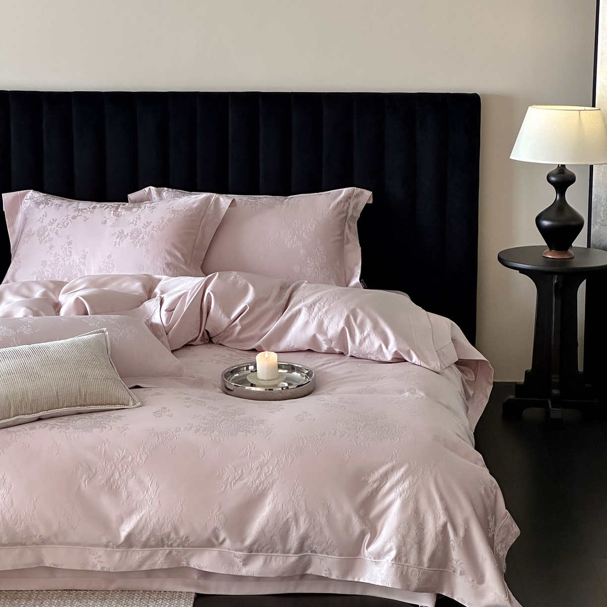 91家纺网 家纺一手货源 找家纺 MIU缪家居 2025新款100支全棉厚织提花简奢系列四件套-暮歌 暮歌 （紫粉）