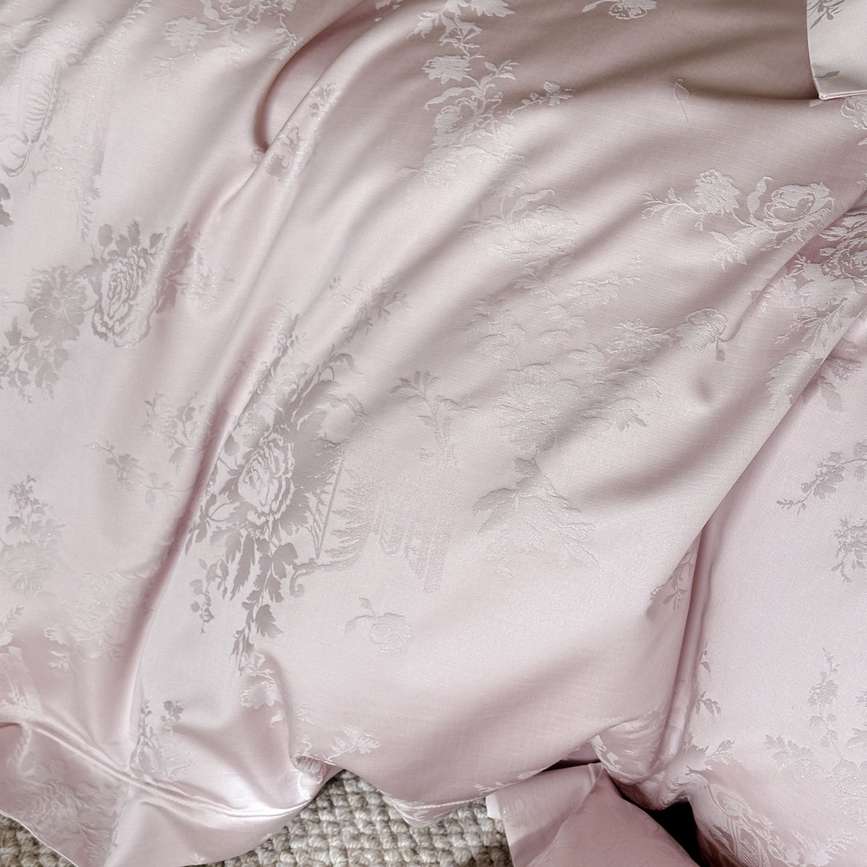 91家纺网 家纺一手货源 找家纺 MIU缪家居 2025新款100支全棉厚织提花简奢系列四件套-暮歌 暮歌 （紫粉）