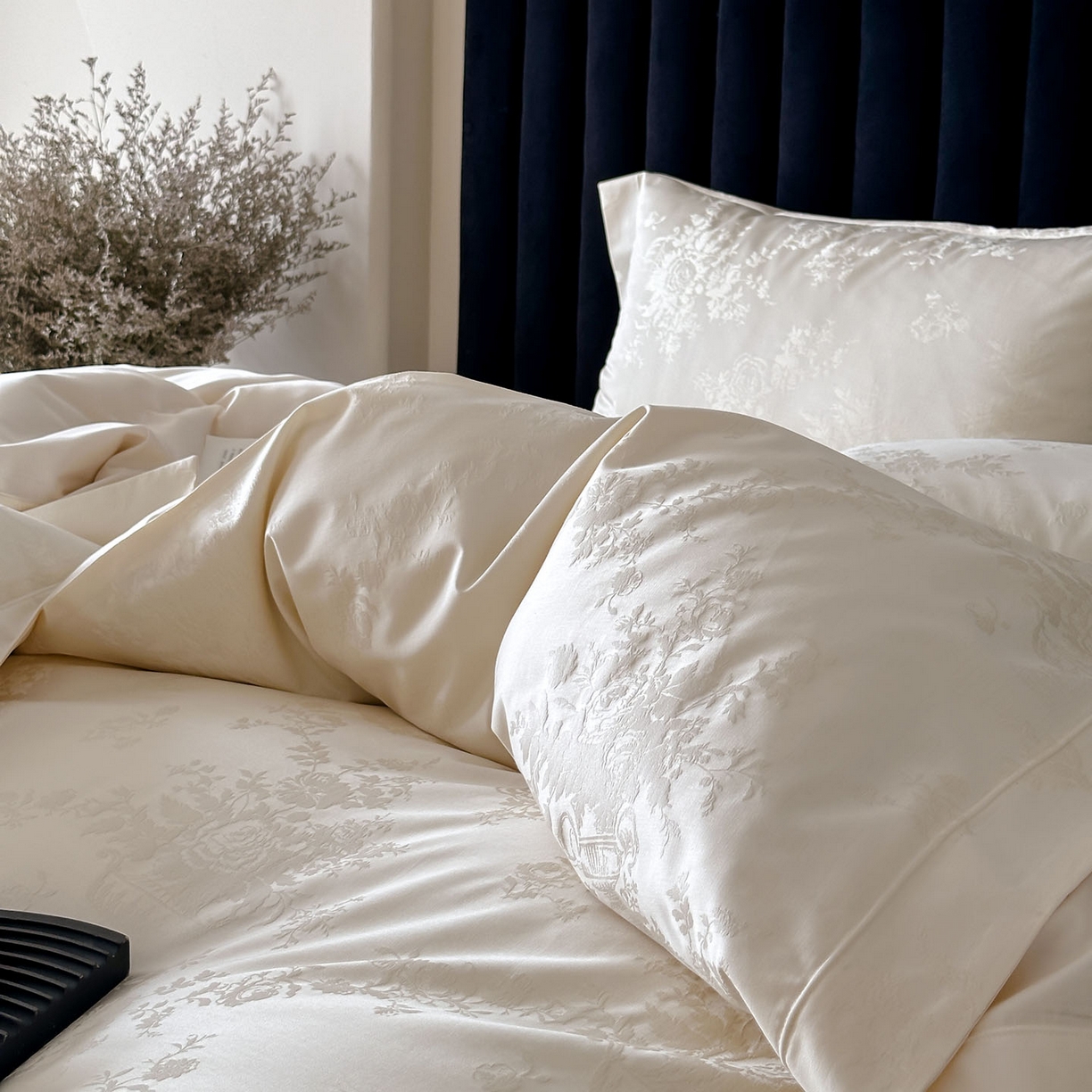 91家纺网 家纺一手货源 找家纺 MIU缪家居 2025新款100支全棉厚织提花简奢系列四件套-暮歌 暮歌 （米白）