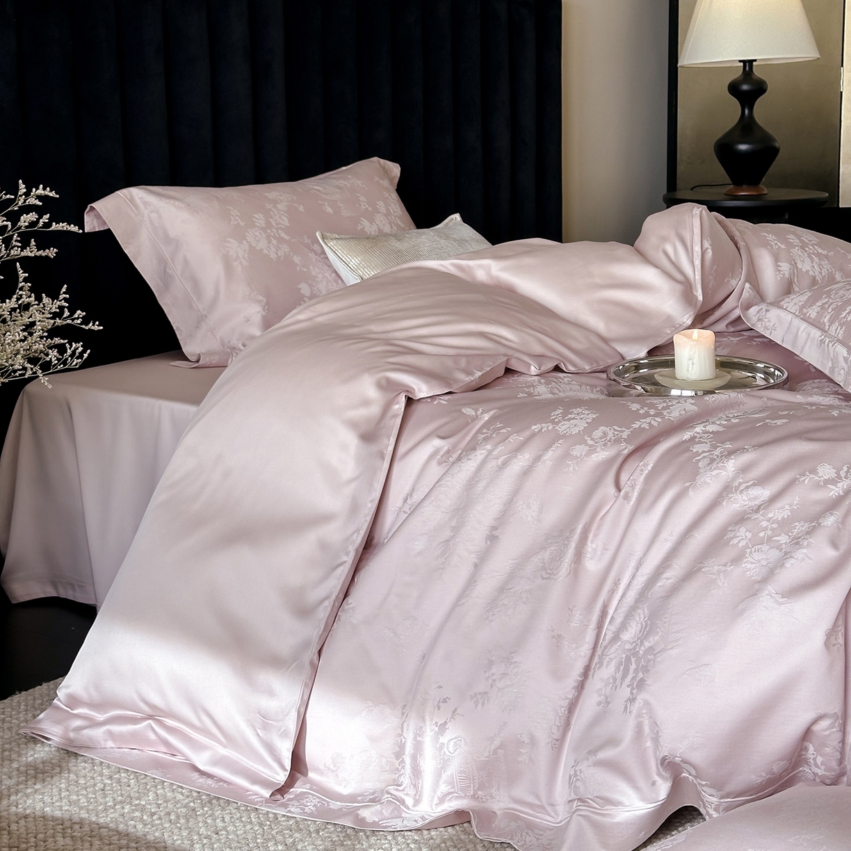 91家纺网 家纺一手货源 找家纺 MIU缪家居 2025新款100支全棉厚织提花简奢系列四件套-暮歌 暮歌 （紫粉）