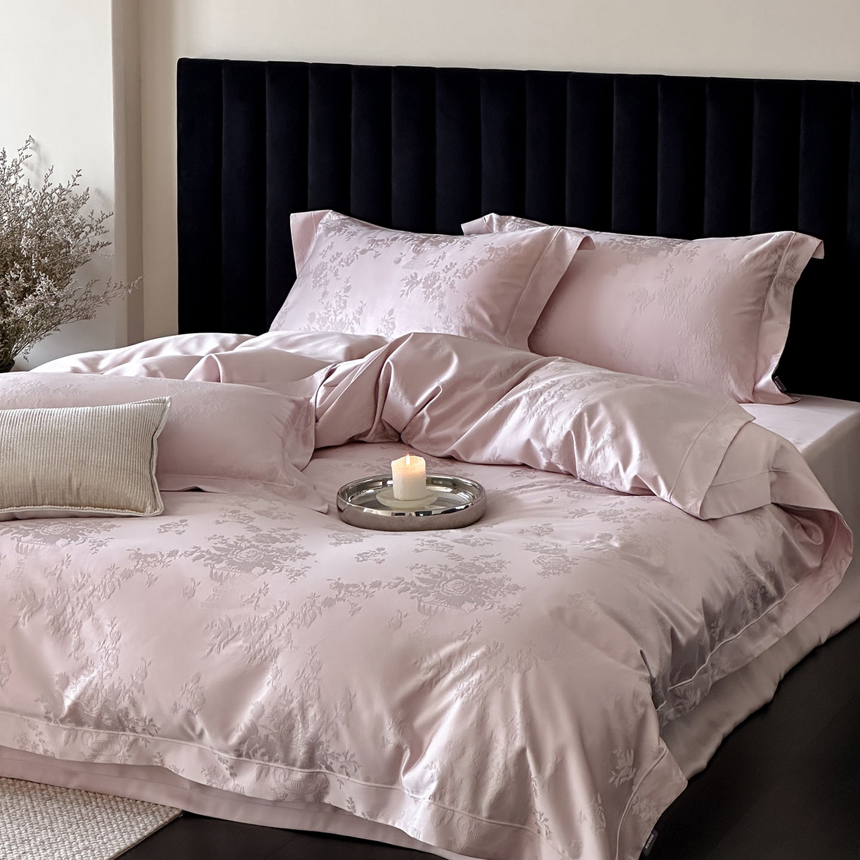 91家纺网 家纺一手货源 找家纺 MIU缪家居 2025新款100支全棉厚织提花简奢系列四件套-暮歌 暮歌 （紫粉）